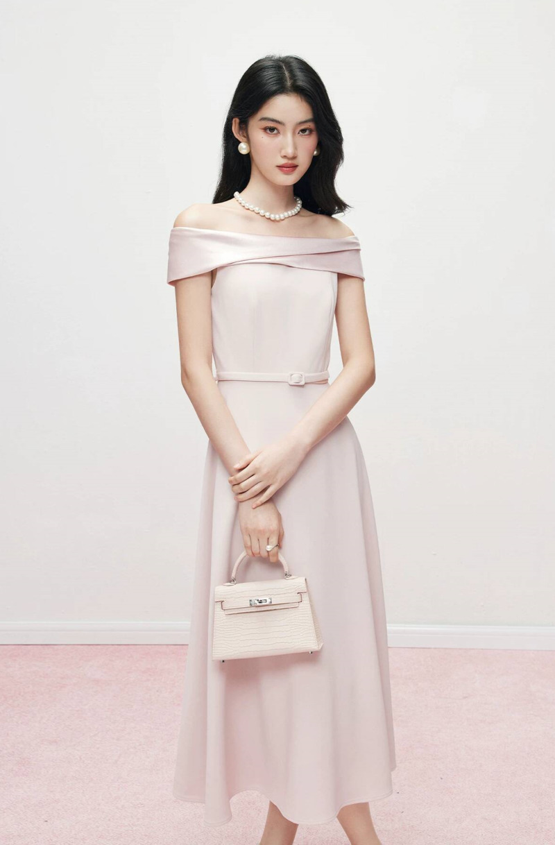 Vestido Midi Rosa de Satén par - Party Games Offline reseña y precio