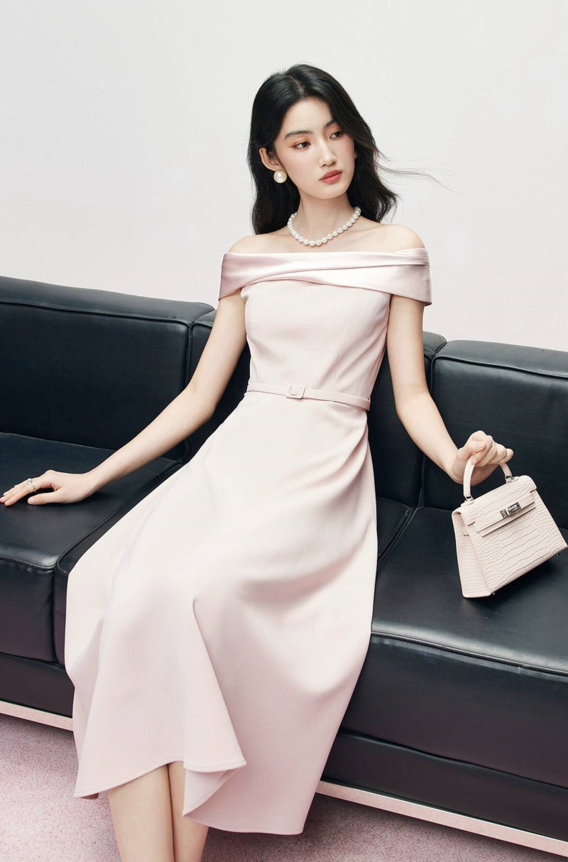 Vestido Midi Rosa de Satén par - Party Games Offline reseña y precio